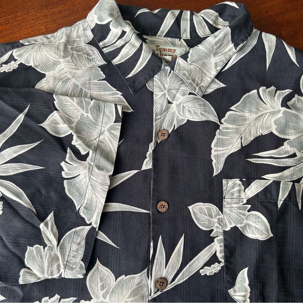 Tommy Bahama vintage 100% silk floral palm short sleeve button up shirt